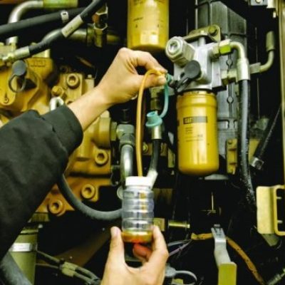 Realización de test de aceite lubricante del motor del barco